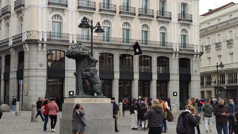 Puerta del Sol - Madrid, Spain<br/>© <a href="https://flickr.com/people/22627146@N00" target="_blank" rel="nofollow">22627146@N00</a> (<a href="https://flickr.com/photo.gne?id=52006053906" target="_blank" rel="nofollow">Flickr</a>)
