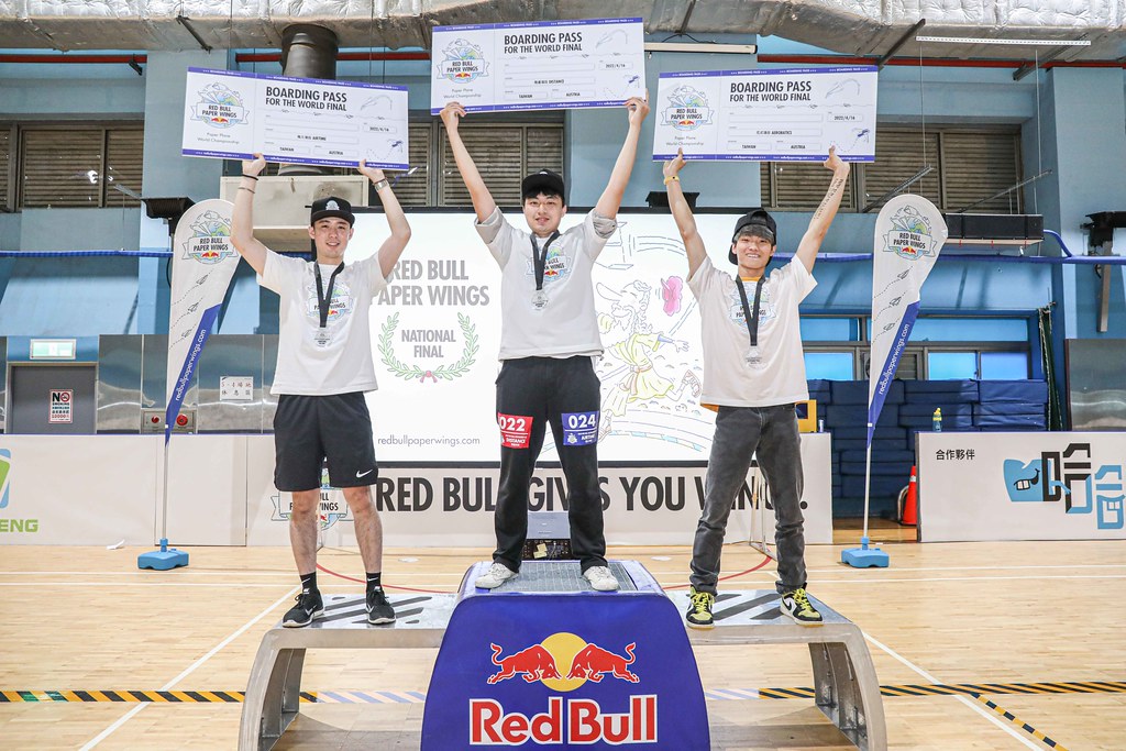 2022 Red Bull Paper Wings世界紙飛機大賽台灣決賽三位冠軍合照（由左至右）飛久冠軍彭楷宸、飛遠冠軍沈立謙、花式冠軍馬成發_1