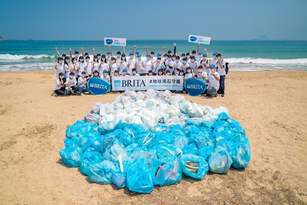 【圖1-1】BRITA響應4月22日世界地球日呼籲守護海洋，減少寶特瓶使用才是關鍵，啟動首屆淨灘志工日，匯聚員工夥伴一同“拾”起企業責任