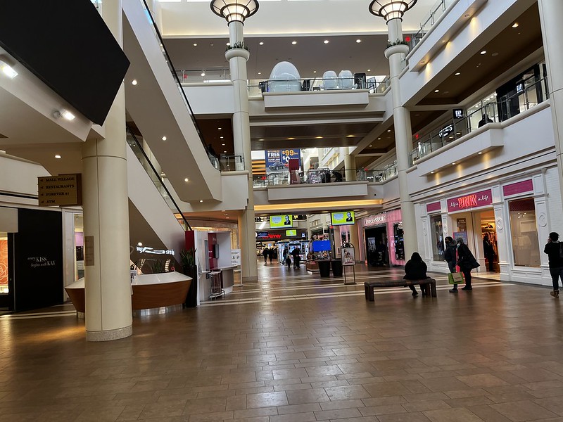 Mall at Bay Plaza (Bronx, New York City, New York)<br/>© <a href="https://flickr.com/people/148374920@N02" target="_blank" rel="nofollow">148374920@N02</a> (<a href="https://flickr.com/photo.gne?id=52018854252" target="_blank" rel="nofollow">Flickr</a>)