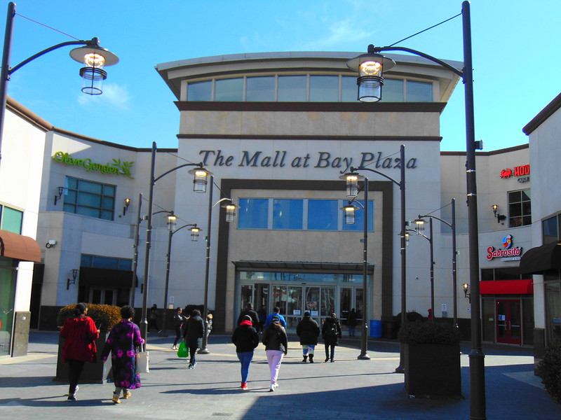 Mall at Bay Plaza (Bronx, New York City, New York)<br/>© <a href="https://flickr.com/people/148374920@N02" target="_blank" rel="nofollow">148374920@N02</a> (<a href="https://flickr.com/photo.gne?id=52019936468" target="_blank" rel="nofollow">Flickr</a>)