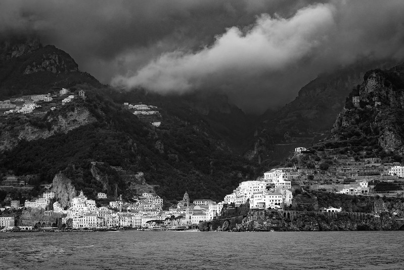 Clouds over Amalfi<br/>© <a href="https://flickr.com/people/189681306@N02" target="_blank" rel="nofollow">189681306@N02</a> (<a href="https://flickr.com/photo.gne?id=52020363128" target="_blank" rel="nofollow">Flickr</a>)