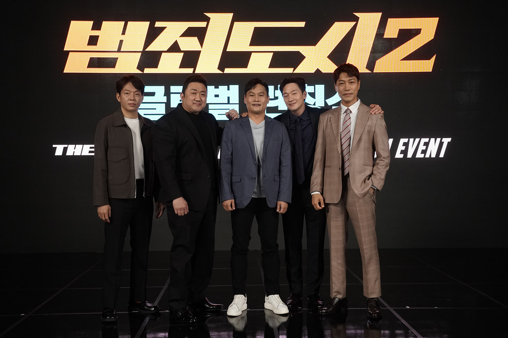 《犯罪都市2》全球線上記者會_朴志煥(左起)馬東石、導演李相龍、孫錫求、崔貴華 帥氣登場