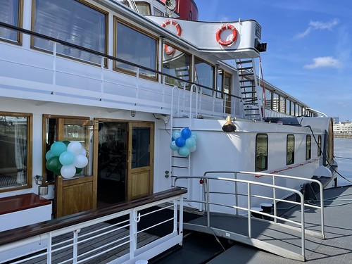 Themafeest op het water? Dit zijn de mogelijkheden voor ballondecoraties op boten in de Rotterdamse Haven