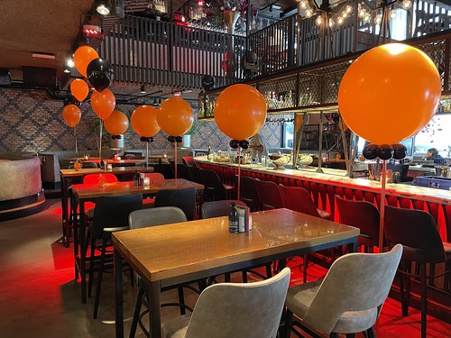 Cloudbuster Round Table Decoration 3 balloons Kingsday Cafe in the City Rotterdam
