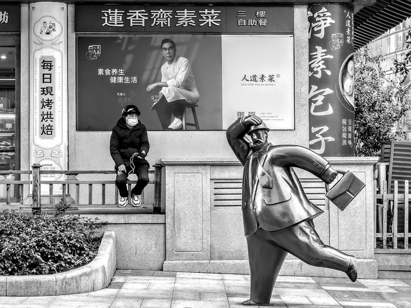A delivery man waiting to take an order by Jing'an Temple on March 23, 2022, when many areas of Shanghai had already turned to lockdown. The bankruptcy of China's epidemic prevention strategy.<br/>© <a href="https://flickr.com/people/193575245@N03" target="_blank" rel="nofollow">193575245@N03</a> (<a href="https://flickr.com/photo.gne?id=52044451976" target="_blank" rel="nofollow">Flickr</a>)