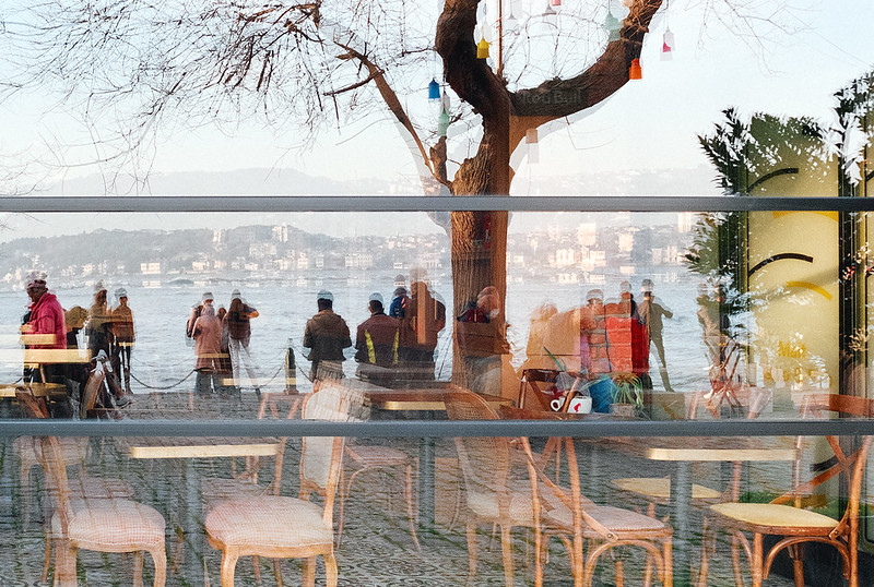 Istanbul. Cafe on a picturesque square near the shore of the Bosphorus-2.<br/>© <a href="https://flickr.com/people/141190712@N08" target="_blank" rel="nofollow">141190712@N08</a> (<a href="https://flickr.com/photo.gne?id=52049877009" target="_blank" rel="nofollow">Flickr</a>)