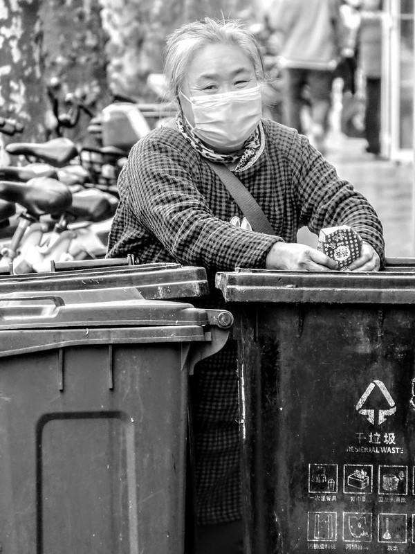 On 23 March 2022, an old woman scavenging for scrap paper and plastic from street bins, who would face a very difficult situation in a week's time. The bankruptcy of China's epidemic prevention strategy.<br/>© <a href="https://flickr.com/people/193575245@N03" target="_blank" rel="nofollow">193575245@N03</a> (<a href="https://flickr.com/photo.gne?id=52051998275" target="_blank" rel="nofollow">Flickr</a>)
