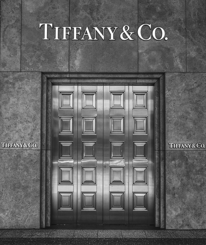 Tiffany & Co B&W<br/>© <a href="https://flickr.com/people/148251572@N06" target="_blank" rel="nofollow">148251572@N06</a> (<a href="https://flickr.com/photo.gne?id=52054798992" target="_blank" rel="nofollow">Flickr</a>)