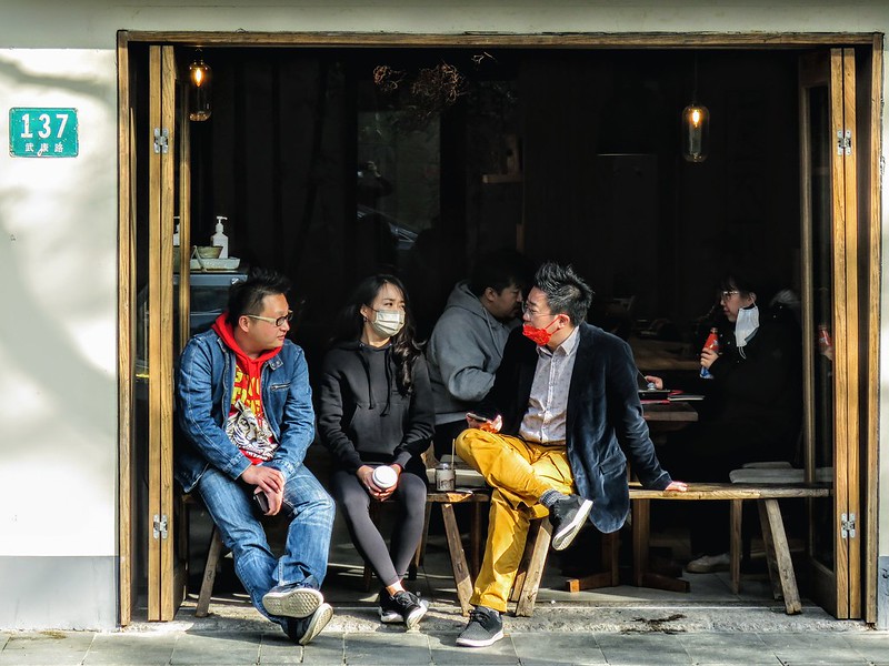 Some fashionable and wealthy people in a cafe on 28 March, the day after the lockdown had been issued, when the city was already in a panic and a rush to buy had taken place. The bankruptcy of China's epidemic prevention strategy.<br/>© <a href="https://flickr.com/people/193575245@N03" target="_blank" rel="nofollow">193575245@N03</a> (<a href="https://flickr.com/photo.gne?id=52063424543" target="_blank" rel="nofollow">Flickr</a>)