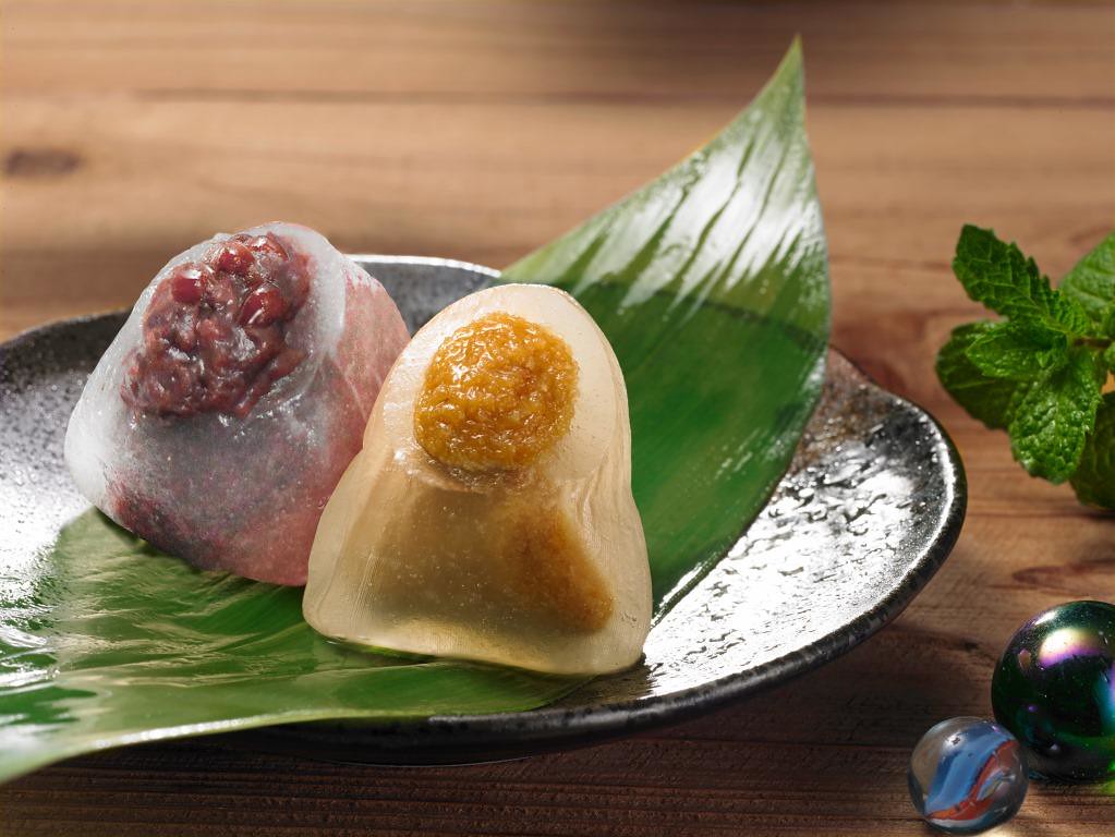 萊爾富推出雪之戀日式冰粽禮盒，單入60g，花生及紅豆各3入，售價240元。