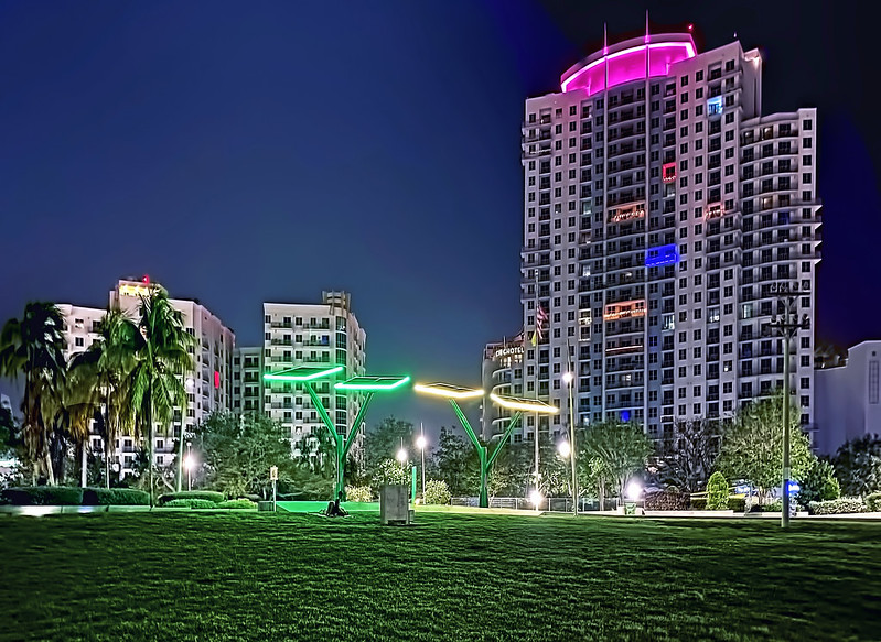 Young Circle Skyline, City of Hollywood, Broward County, Florida, USA<br/>© <a href="https://flickr.com/people/126251698@N03" target="_blank" rel="nofollow">126251698@N03</a> (<a href="https://flickr.com/photo.gne?id=52072271502" target="_blank" rel="nofollow">Flickr</a>)