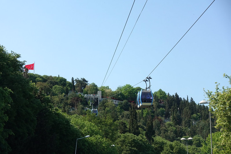 cable car<br/>© <a href="https://flickr.com/people/87318193@N08" target="_blank" rel="nofollow">87318193@N08</a> (<a href="https://flickr.com/photo.gne?id=52076948712" target="_blank" rel="nofollow">Flickr</a>)