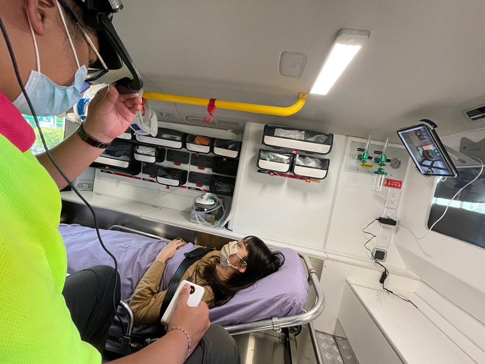 救護人員配戴頭戴式無線智慧眼鏡，以5G傳輸傷患救治時的高畫質第一視角，遠端醫師同步進行精準指導。