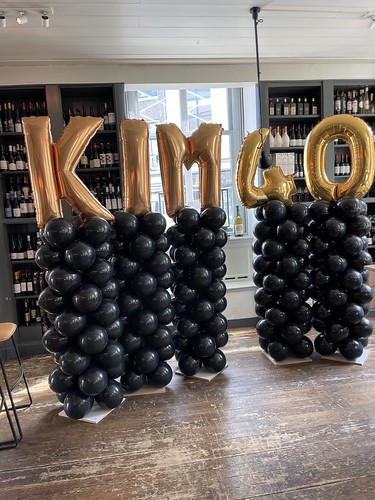 Ballonpilaar Breed met Folieballon Letters KIM40 Verjaardag Brasserie Stadhuis Schiedam