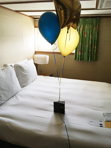 Table Decoration 3 balloons Birthday Standard Double Room SS Rotterdam