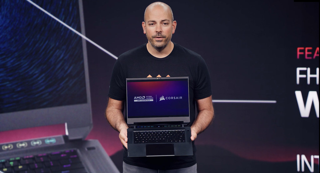 圖五_AMD遊戲解決方案與行銷架構長Frank Azor展示Corsair即將推出的首款採用AMD Advantage設計框架筆電