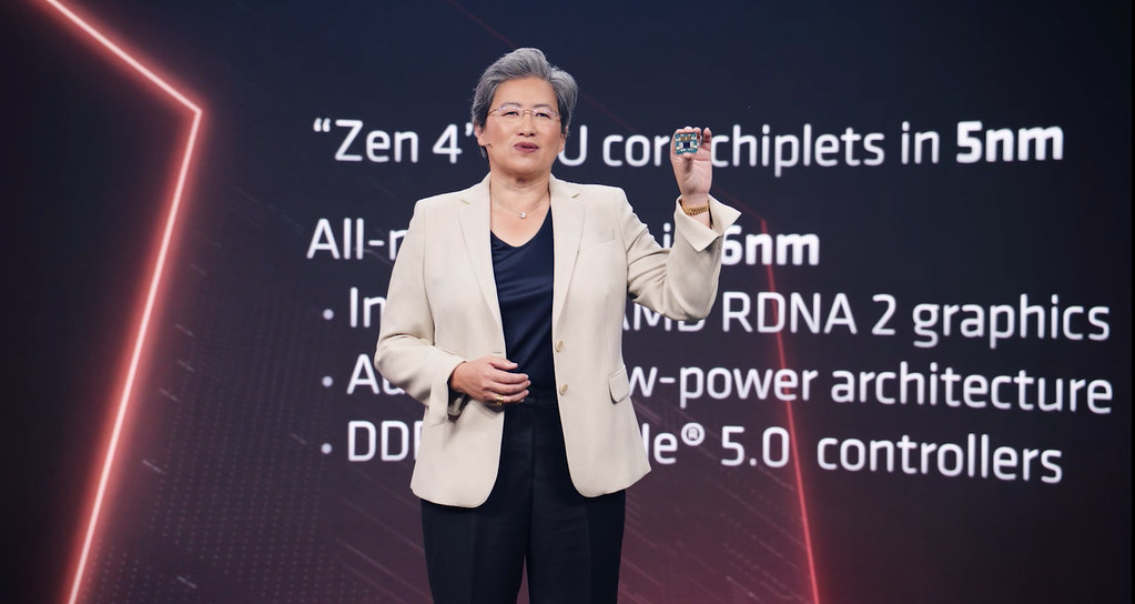 圖一_AMD董事長暨執行長蘇姿丰博士展示全新AMD Ryzen 7000系列桌上型處理器
