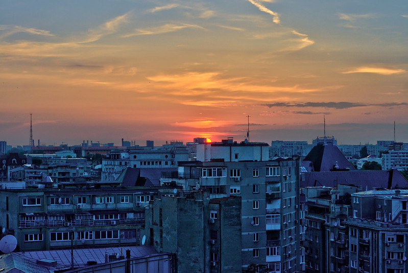 Bucharest sunset<br/>© <a href="https://flickr.com/people/8158797@N06" target="_blank" rel="nofollow">8158797@N06</a> (<a href="https://flickr.com/photo.gne?id=52104497207" target="_blank" rel="nofollow">Flickr</a>)