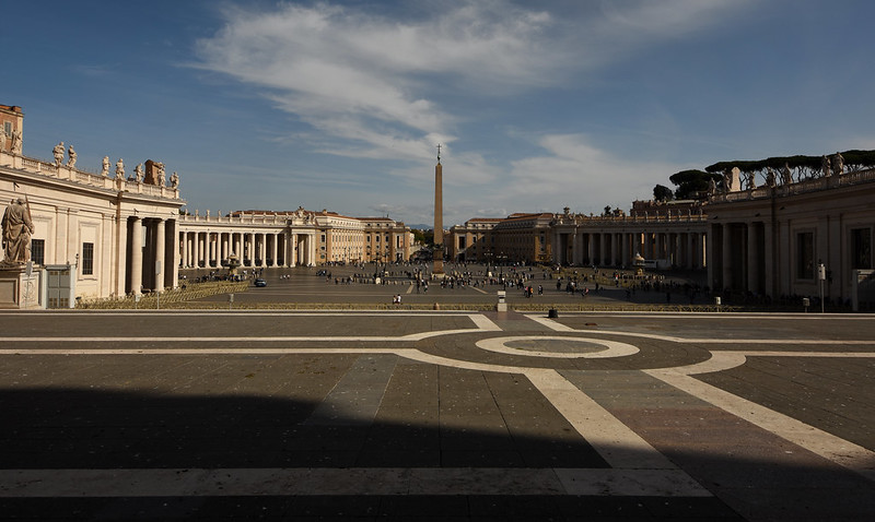 St. Peter's Square<br/>© <a href="https://flickr.com/people/42534216@N03" target="_blank" rel="nofollow">42534216@N03</a> (<a href="https://flickr.com/photo.gne?id=52105833286" target="_blank" rel="nofollow">Flickr</a>)