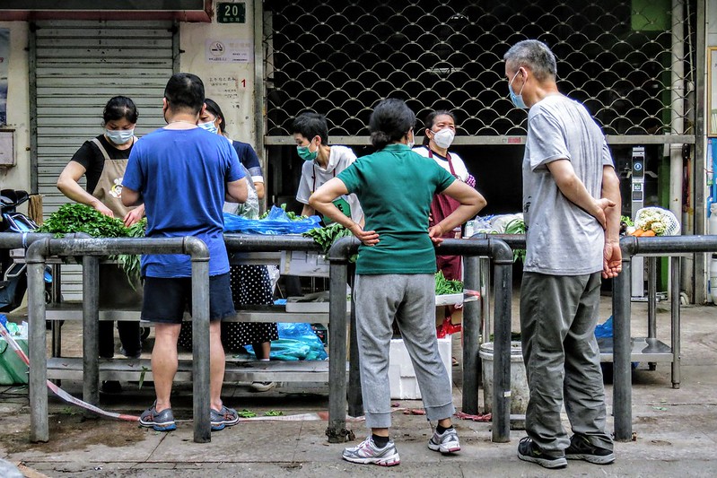 Despite the announcement of a "return to normalcy" in Shanghai, it is still quite far from the truth. This large indoor market has not yet been allowed to open and some vegetable vendors have to set up stalls in front of the market.<br/>© <a href="https://flickr.com/people/193575245@N03" target="_blank" rel="nofollow">193575245@N03</a> (<a href="https://flickr.com/photo.gne?id=52118902201" target="_blank" rel="nofollow">Flickr</a>)