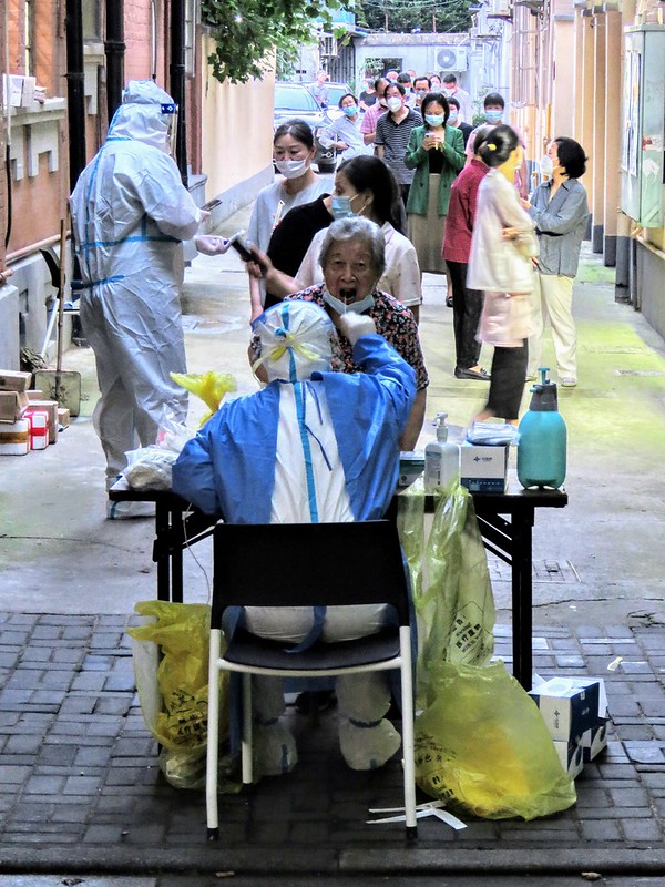 Nucleic acid testing in an old alley on the evening of June 4, 2022. The bankruptcy of China's epidemic prevention strategy.<br/>© <a href="https://flickr.com/people/193575245@N03" target="_blank" rel="nofollow">193575245@N03</a> (<a href="https://flickr.com/photo.gne?id=52122306962" target="_blank" rel="nofollow">Flickr</a>)