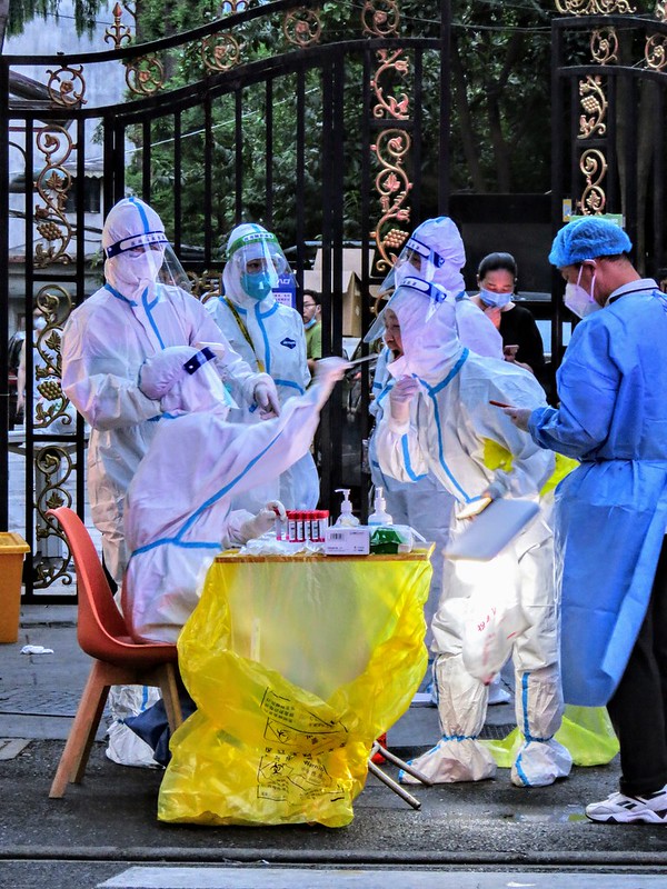 Preparation for nucleic acid testing on the evening of June 4, 2022. The bankruptcy of China's epidemic prevention strategy.<br/>© <a href="https://flickr.com/people/193575245@N03" target="_blank" rel="nofollow">193575245@N03</a> (<a href="https://flickr.com/photo.gne?id=52129166089" target="_blank" rel="nofollow">Flickr</a>)