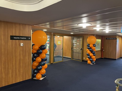 Balloon Column Wide Round Corporate Party ingang Smokey Room SS Rotterdam