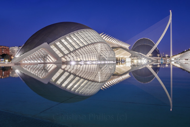 Valencia - the amazing City of Arts and Science - The building shaped like a scene from Twenty Thousand Leagues under the Sea - Christine Phillips<br/>© <a href="https://flickr.com/people/34234700@N08" target="_blank" rel="nofollow">34234700@N08</a> (<a href="https://flickr.com/photo.gne?id=52146994966" target="_blank" rel="nofollow">Flickr</a>)