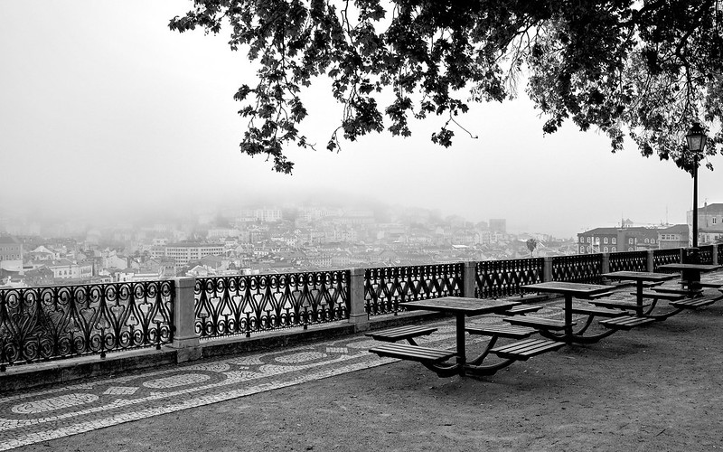 Lisbon in the mist<br/>© <a href="https://flickr.com/people/87402959@N02" target="_blank" rel="nofollow">87402959@N02</a> (<a href="https://flickr.com/photo.gne?id=52151627030" target="_blank" rel="nofollow">Flickr</a>)