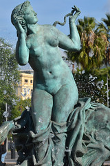 Sculpture in a fountain<br/>© <a href="https://flickr.com/people/30738927@N06" target="_blank" rel="nofollow">30738927@N06</a> (<a href="https://flickr.com/photo.gne?id=52162608895" target="_blank" rel="nofollow">Flickr</a>)