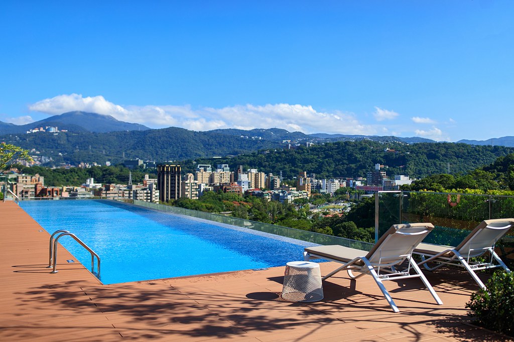 (圖5) 台北士林萬麗酒店的無邊際泳池，能一覽陽明山壯麗山景，隨手一拍皆是美照
