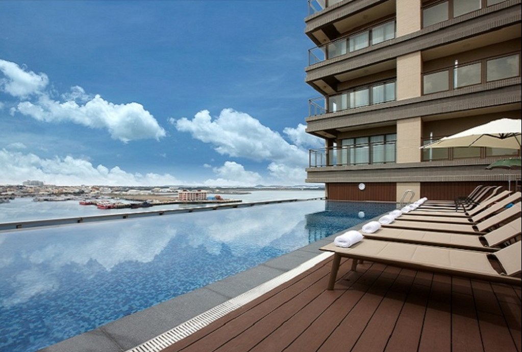 (圖4) 澎澄飯店的高空無邊際泳池，一望無際的廣闊藍天與港灣風景，成為澎湖熱門的拍照景點