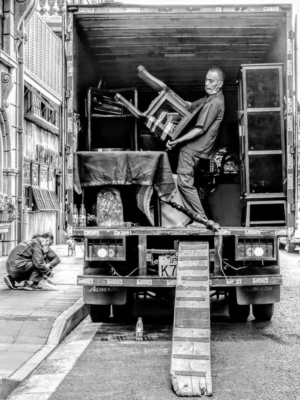Movers at work<br/>© <a href="https://flickr.com/people/193575245@N03" target="_blank" rel="nofollow">193575245@N03</a> (<a href="https://flickr.com/photo.gne?id=52188082026" target="_blank" rel="nofollow">Flickr</a>)