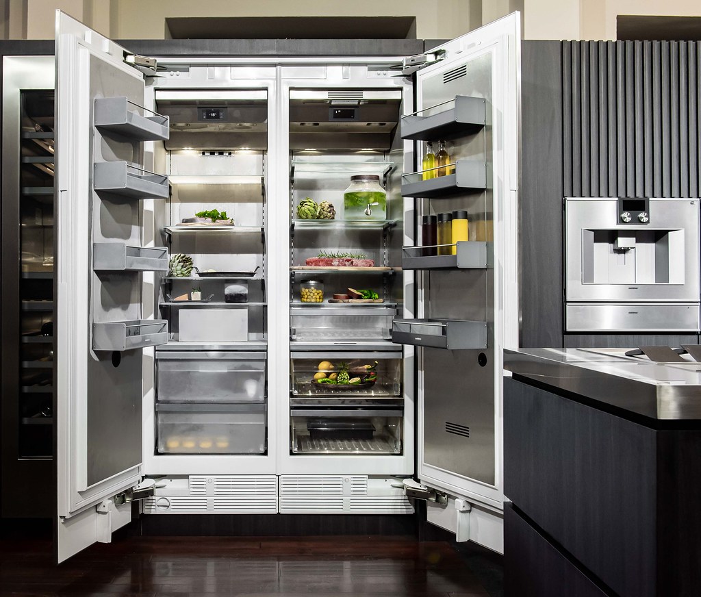 Gaggenau 頂級400系列頂級冰箱俐落地隱身在牆面中，為主人帶來美與實用兼具的舒心空間