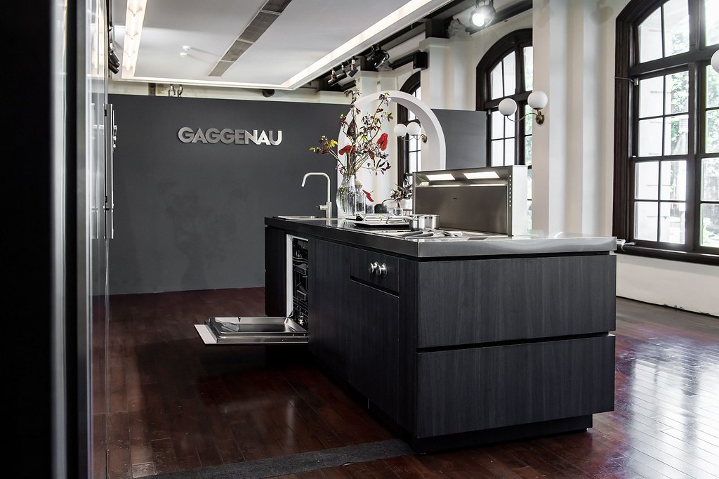 Gaggenau 頂級400系列以檯面升降式排油煙機、全區式感應爐與鐵板燒搭配，打造媲美專業廚房、風格出眾的烹調區