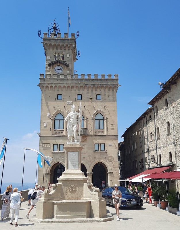 Palazzo Pubblico (San Marino)<br/>© <a href="https://flickr.com/people/9851528@N02" target="_blank" rel="nofollow">9851528@N02</a> (<a href="https://flickr.com/photo.gne?id=52211641178" target="_blank" rel="nofollow">Flickr</a>)