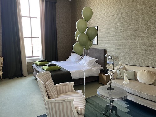 Ground Decoration 7 balloons Olijfgroen the Luxe Room 9 Suite Hotel Pincoffs Rotterdam