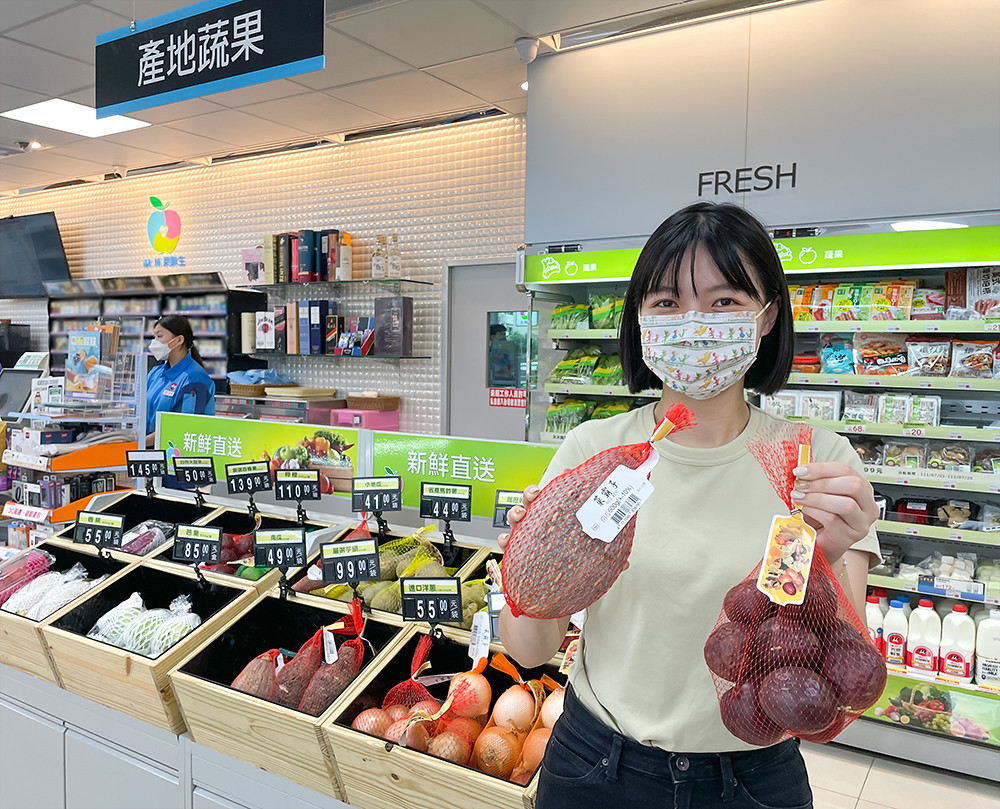 「萊鮮生Mr.Hi」全店的商品數比起純超商增加逾千項，圖為豐富的新鮮蔬菜水果