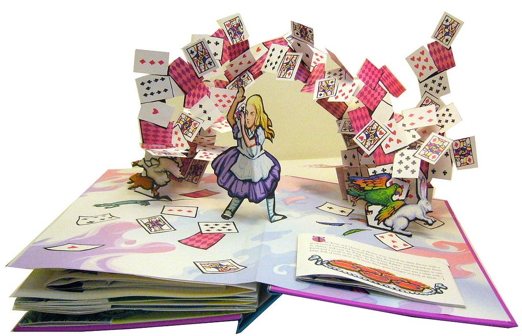 圖2. 誠品年度最大兒童書展集結全球立體書大師作品，圖為紙藝家Robert Sabuda作品，讓愛麗絲夢遊仙境有全新想像