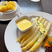 Typisch deutsches Essen: Spargel mit Sauce Hollandaise und Salat als Beilage