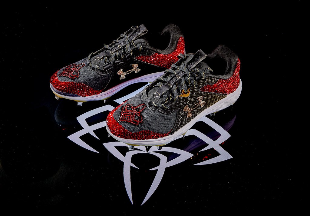 「UA水鑽釘鞋 張志豪款」紅水鑽融入背號「7」，並於鞋頭鑲嵌出精緻細膩的蜘蛛刺青。