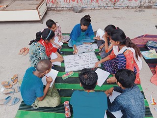 Blue Pen’s Volunteer Coordinator Kavita Chaudhary teaching comparing quantities  to 7th grade slum students at Ashok Nagar center, today 24.7.22