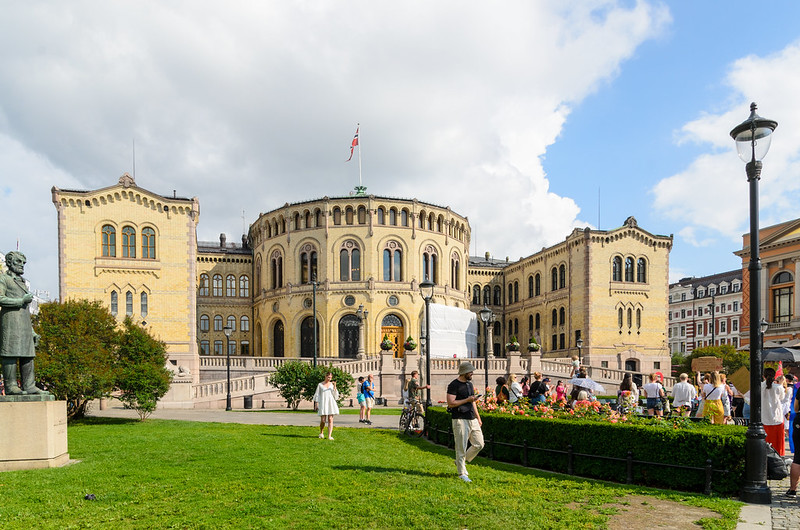 Stortinget<br/>© <a href="https://flickr.com/people/41601263@N00" target="_blank" rel="nofollow">41601263@N00</a> (<a href="https://flickr.com/photo.gne?id=52249557483" target="_blank" rel="nofollow">Flickr</a>)