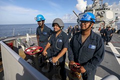Sailors operate the capstan and wildcat aboard USS Higgins (DDG 76) in Brunei Bay.