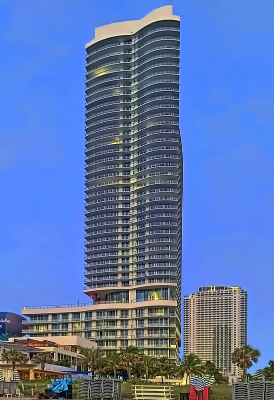 Hyde Resort & Residences Hollywood, 4111 South Ocean Drive, Hollywood, Florida, USA / Architect: Cohen, Freedman, Encinosa & Associates / Built: 2016 / Floors: 40 / Height: 436 ft / Building Usage: Residential Condominium / Architectural Style: Modernism<br/>© <a href="https://flickr.com/people/126251698@N03" target="_blank" rel="nofollow">126251698@N03</a> (<a href="https://flickr.com/photo.gne?id=52249956642" target="_blank" rel="nofollow">Flickr</a>)