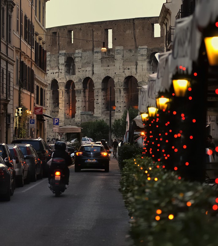 Christmas lights and Colosseum, Rome.<br/>© <a href="https://flickr.com/people/11200205@N02" target="_blank" rel="nofollow">11200205@N02</a> (<a href="https://flickr.com/photo.gne?id=52250373422" target="_blank" rel="nofollow">Flickr</a>)