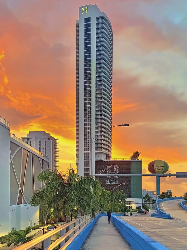 Hyde Resort & Residences Hollywood, 4111 South Ocean Drive, Hollywood, Florida, USA / Architect: Cohen, Freedman, Encinosa & Associates / Built: 2016 / Floors: 40 / Height: 436 ft / Building Usage: Residential Condominium / Architectural Style: Modernism<br/>© <a href="https://flickr.com/people/126251698@N03" target="_blank" rel="nofollow">126251698@N03</a> (<a href="https://flickr.com/photo.gne?id=52251644341" target="_blank" rel="nofollow">Flickr</a>)