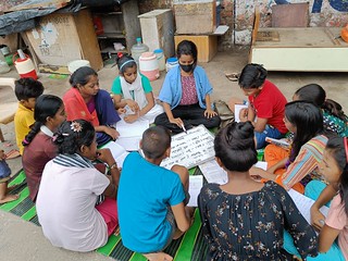 Blue Pen’s Volunteer Coordinator Kavita Chaudhary teaching Fibre and Fabric (Science)to 7th grade students at Ashok Nagar slum center