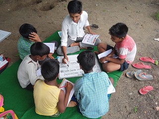Blue Pen Volunteer Shivam teaching Math(Division) to 4th class students at Noida sector-32 slums, today 31.7.22
